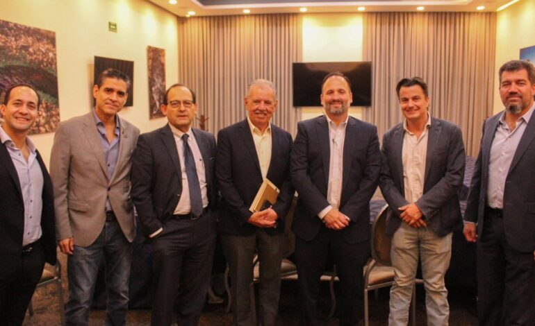 Se reúne De la Peña con Caprin, transporte y desarrollo urbano entre los temas