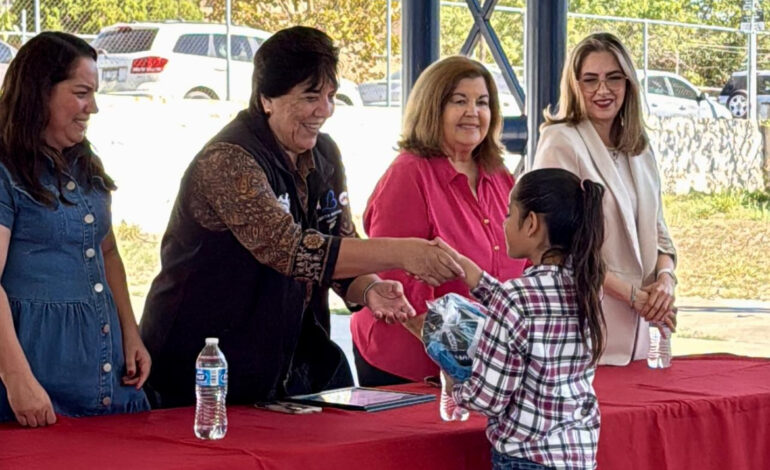 Lupita Borruel realiza entrega simbólica de uniformes a la Escuela Tarahumara