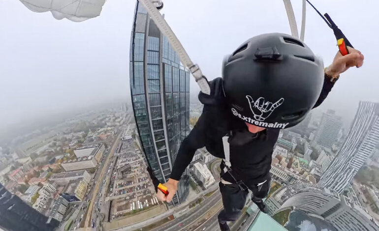  Paracaidista salta desde el rascacielos más alto de la Unión Europea