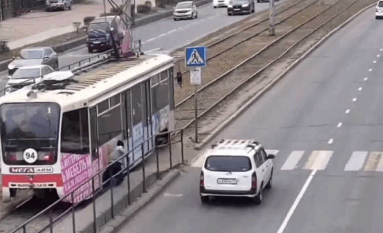  Captan cómo un hombre ebrio cae debajo de un tranvía y resulta ileso