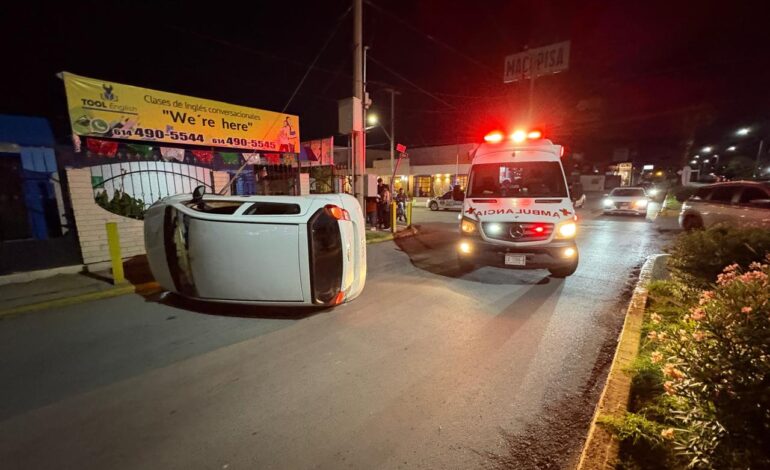  Aparatoso choque con volcadura deja un lesionado en la Ortiz Mena