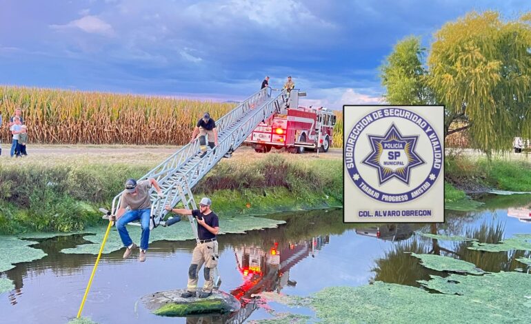 Policía de Álvaro Obregón recupera vehículo sumergido en un sistema de riego de los Cienes
