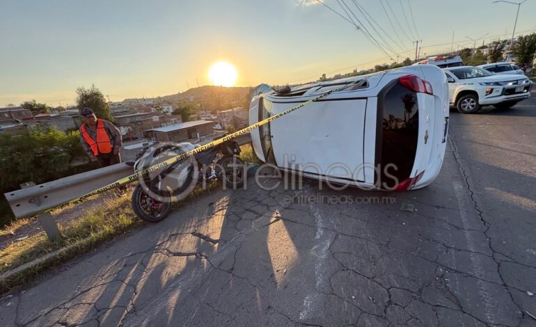  Aparatoso choque con volcadura provoca caos vial en la Pacheco