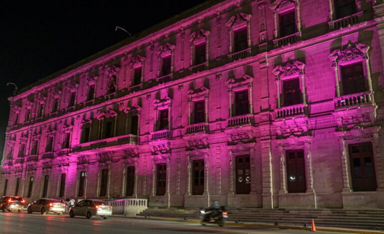  Se ilumina de rosa el Palacio de Gobierno en conmemoración por el Día Internacional contra el Cáncer de Mama