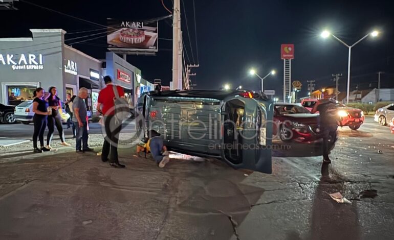  Choque con volcadura en Ortiz Mena deja solo daños materiales