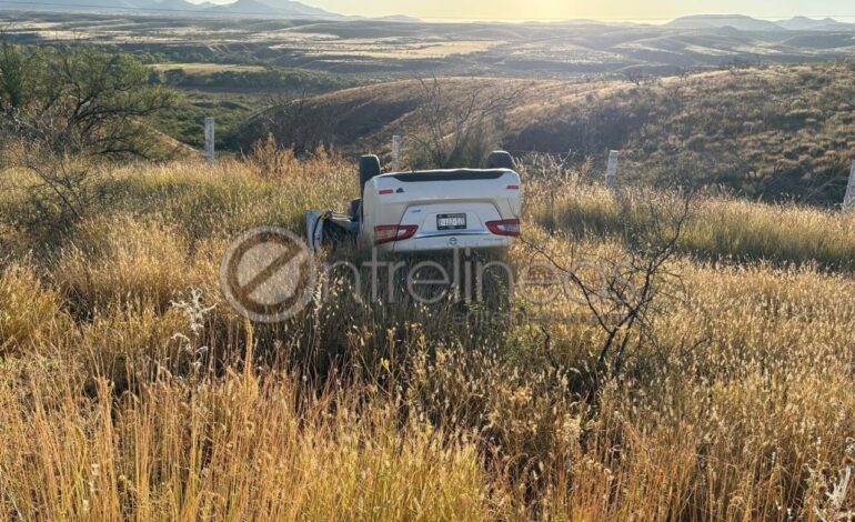  Dos mujeres resultan lesionadas tras volcadura en la vía corta a Parral