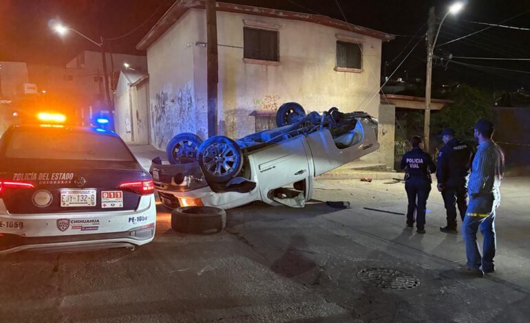  Dos hombres resultan lesionados tras volcadura en la 2 de Octubre