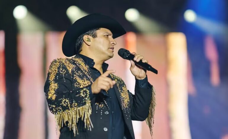  Julión Álvarez se salva de multa por cantar un corrido en concierto en Aguascalientes