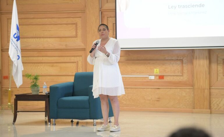  Presenta Samara Martínez su conferencia «Entre el dolor y la dignidad» en la UACH