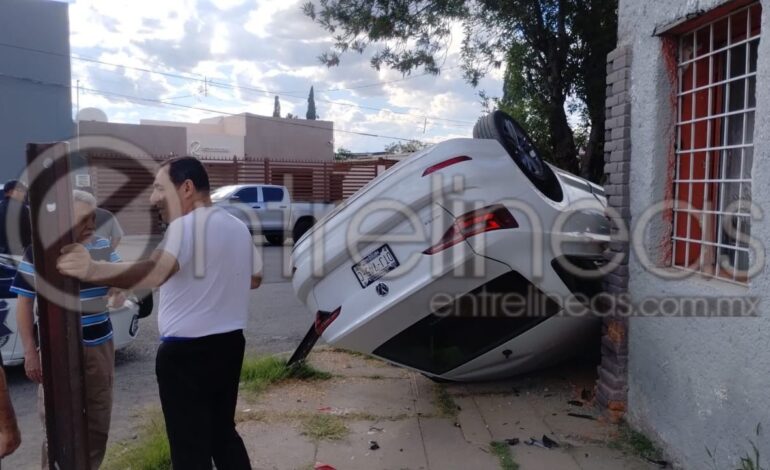  Fuerte choque volcadura en la Obrera deja cuantiosos daños