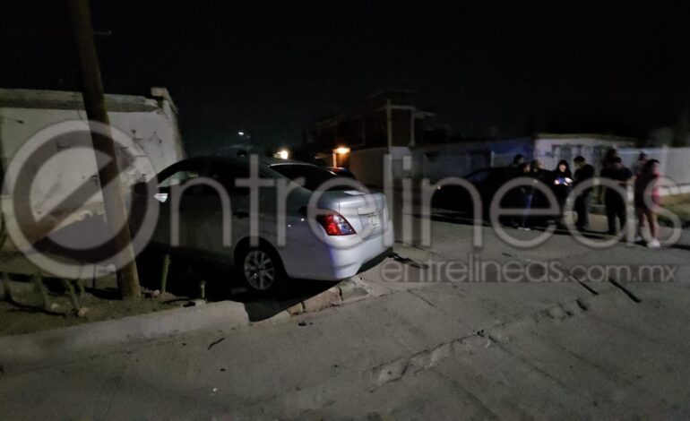  Conductor omite alto provocando choque; deja cuantiosos daños, hasta en vivienda