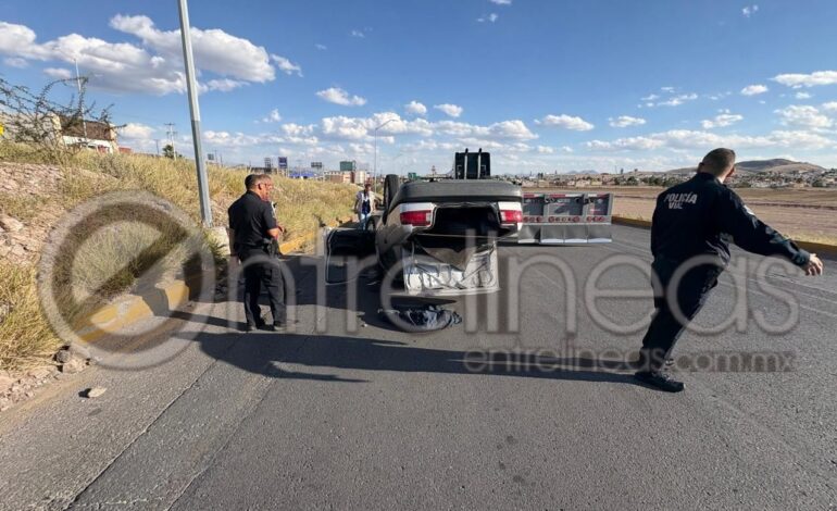  Choque volcadura en Circuito Universitario deja una mujer lesionada