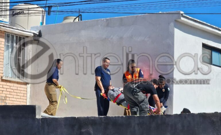  Cae mujer al impermeabilizar su casa en la colonia Infornavit