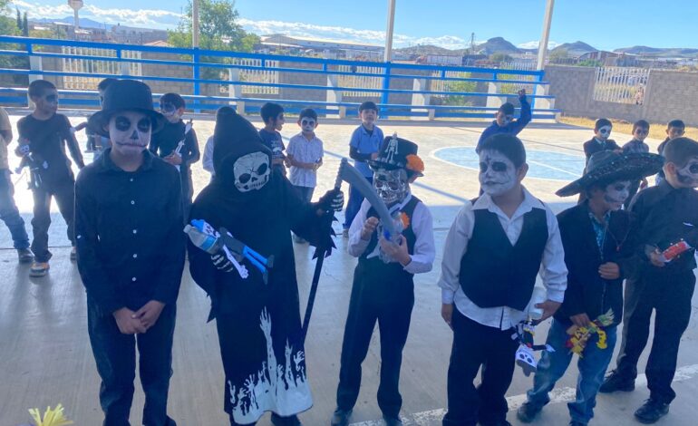  Participa GOECHI como jurado en concurso de catrinas y catrines en la escuela primaria Ford 190