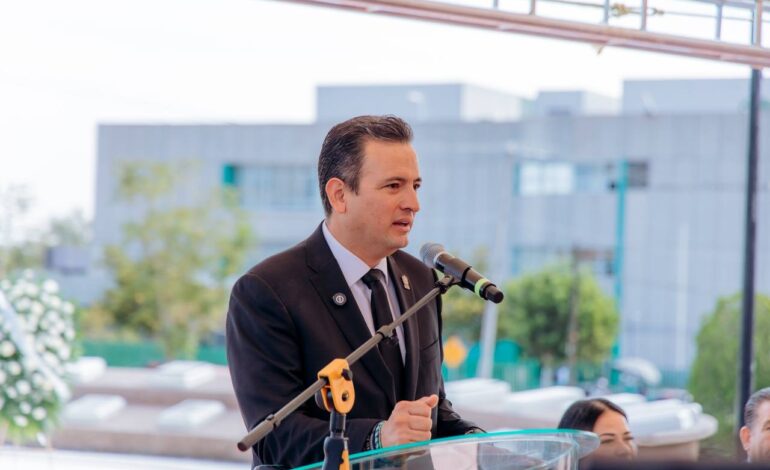  Maestros de la Sección 8 y el alcalde, rinden minuto de silencio en memoria de Don Víctor Cruz Russek