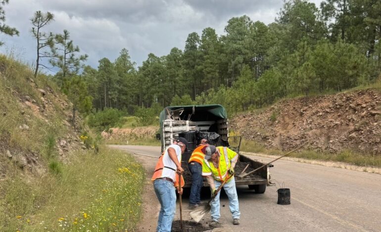 Trabaja SCOP en la conservación de tramos carreteros de la región Gómez Farías