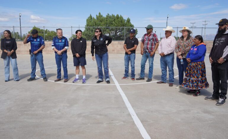  Entrega Mario Vázquez uniformes a equipo infantil de fútbol rápido en Bachíniva