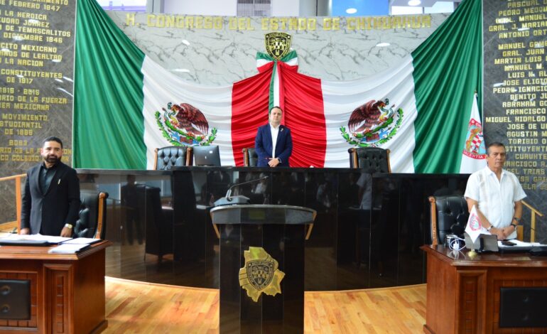  Diputados guardan minuto de silencio en memoria de Víctor Cruz Russek