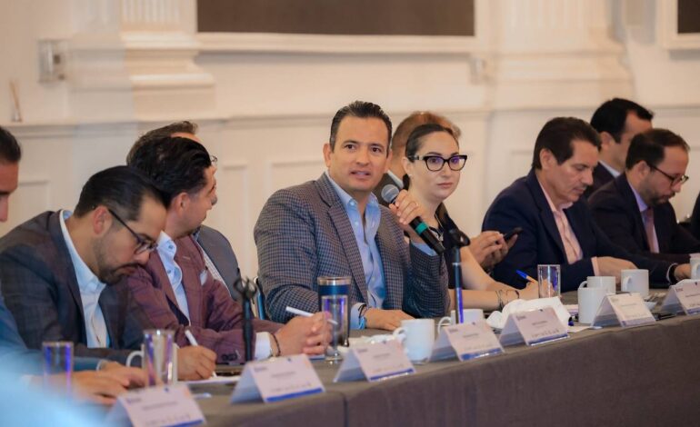  Marco Bonilla sostiene reunión con DESEC; abordan inversión y proyectos futuros para Chihuahua