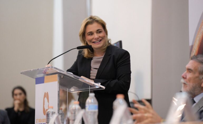  Maru Campos recibe reconocimiento a la excelencia y al mérito nogalero en nombre de Víctor Cruz Russek