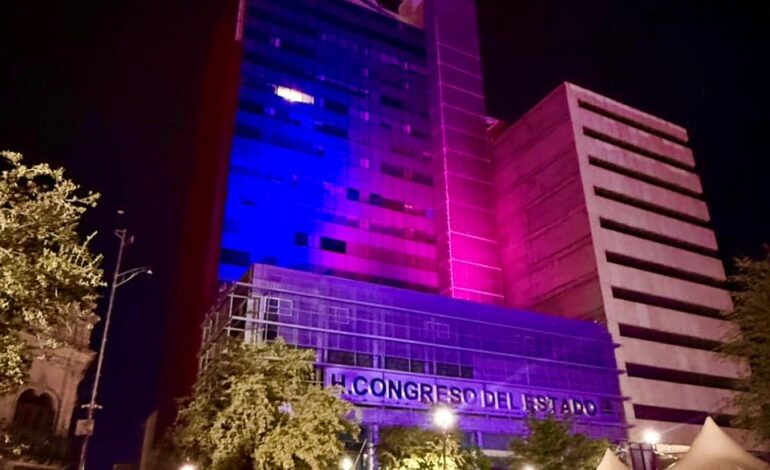  Agradece Carla Rivas a quienes se sumaron a la iluminación de edificios por el Día de la Concientización de la Muerte Gestacional, Perinatal y Neonatal
