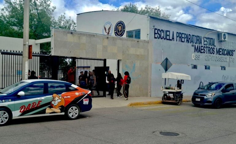  Se acerca grupo DARE a preparatoria Maestros Mexicanos en atención a peleas callejeras