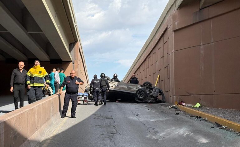  Captan momento en que vehículo impacta contra muro en Periférico De la Juventud