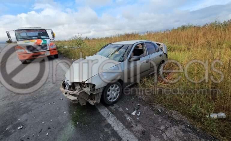  Fuerte choque entre tráiler y Sentra deja tres lesionados en curvas del perico
