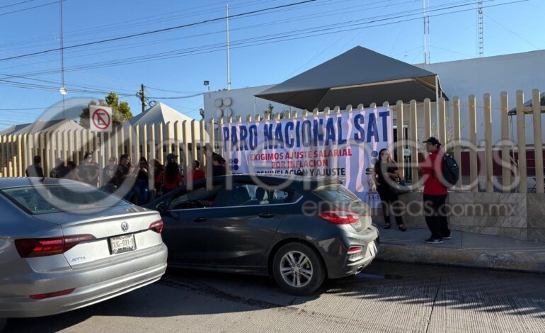  Empleados del SAT se unen a paro nacional y cierran accesos
