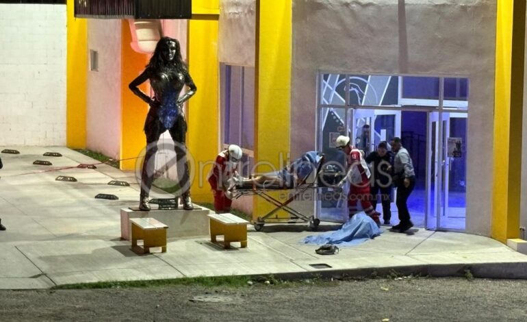 Ejecutan a un hombre afuera del club deportivo Atenea; una mujer resulta herida