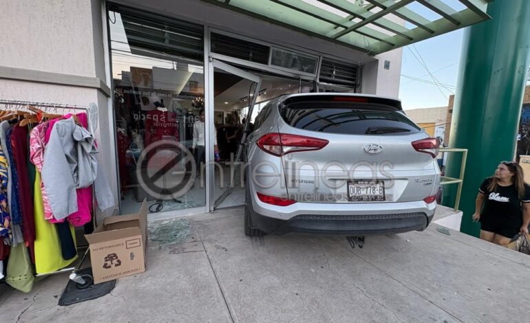  Choque contra boutique deja dos mujeres lesionadas en Lomas Universidad