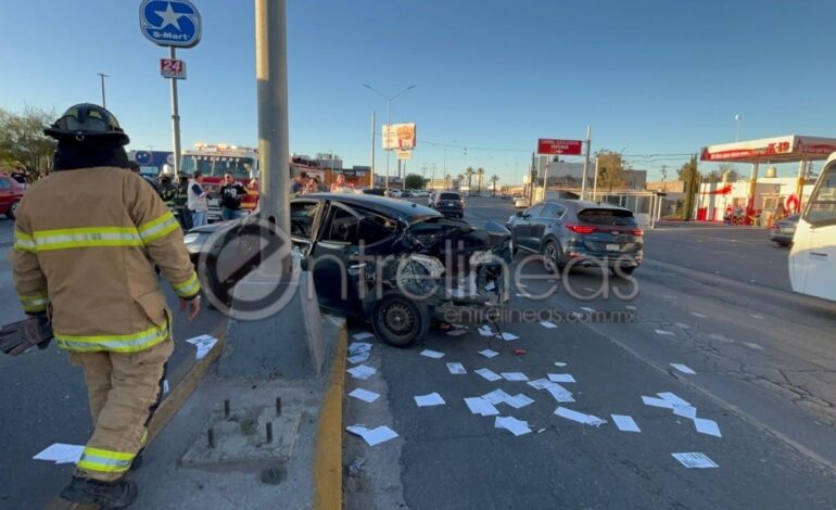  Aparatoso choque entre camión urbano y automóvil en la avenida Tecnológico deja un lesionado