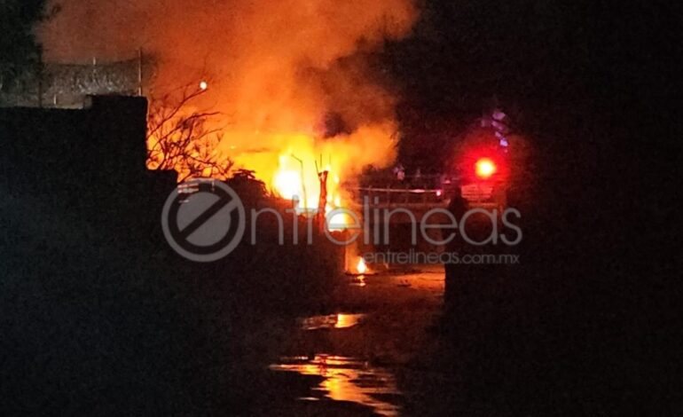 Dos personas mueren en incendio que arrasó vivienda en la colonia Granjas