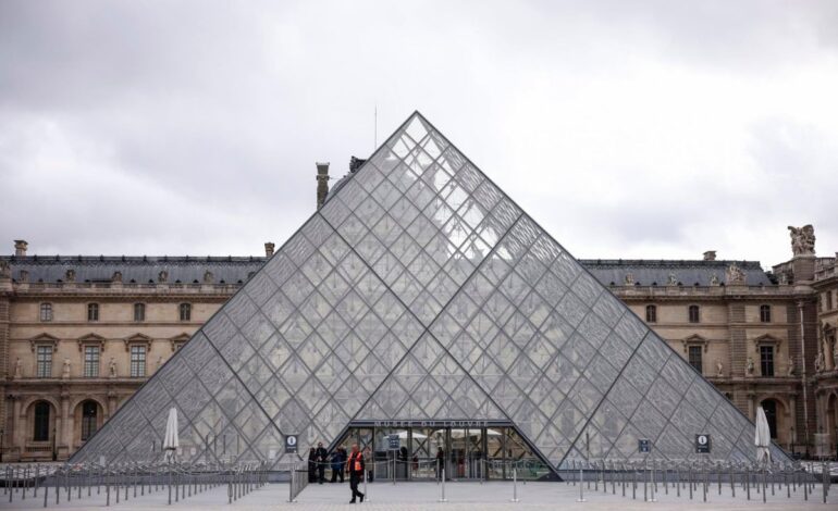  Detienen a dos sospechosos por robo al Museo del Louvre
