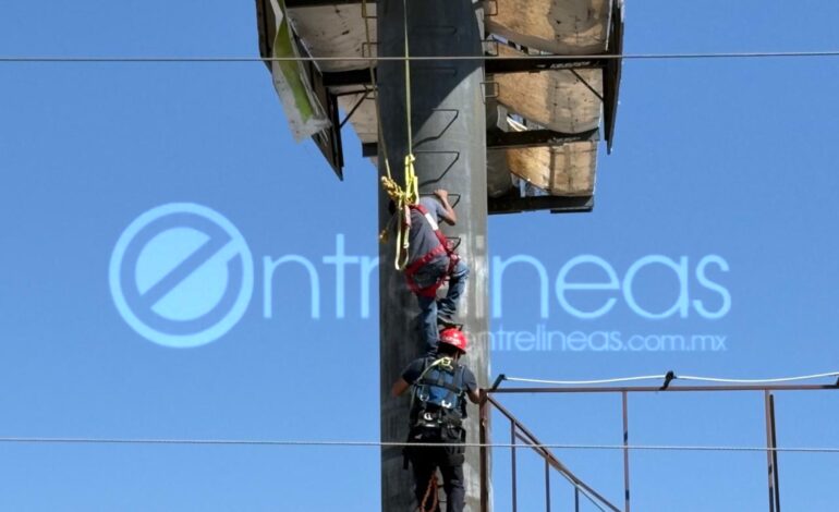  Sufre descarga eléctrica al subir a espectacular sobre la colonia Villa