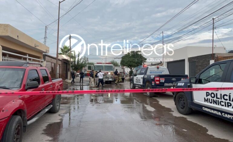 Mujer en crisis de ansiedad prende fuego a sofá de su domicilio y resulta con quemaduras graves