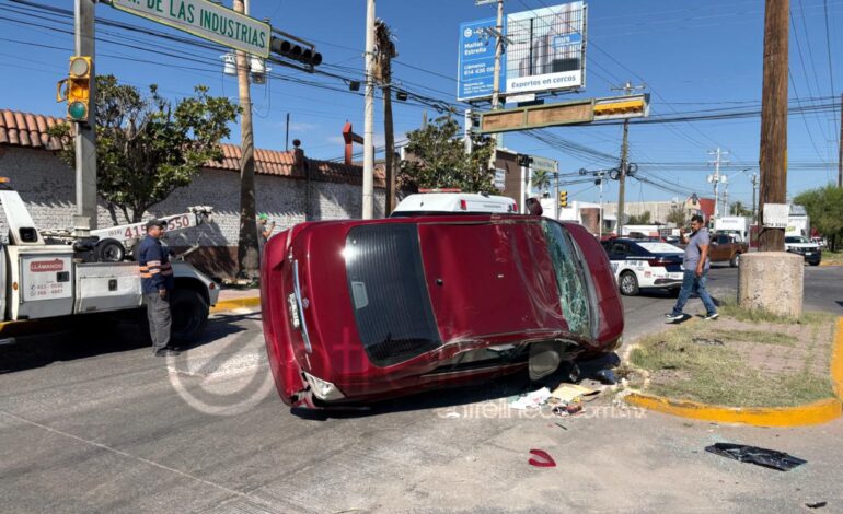  Choque volcadura deja a conductora lesionada sobre av. Las Industrias; omitió alto
