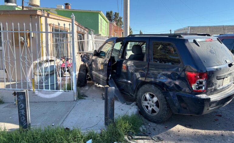  Choque en Colonia Santa Rosa deja cuantiosos daños materiales