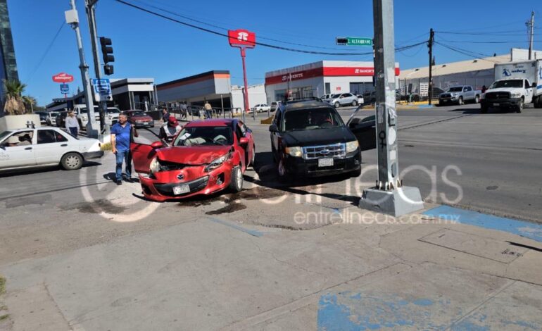  Falla de semáforo en cruce de Ramírez Calderón y Universidad provoca choque