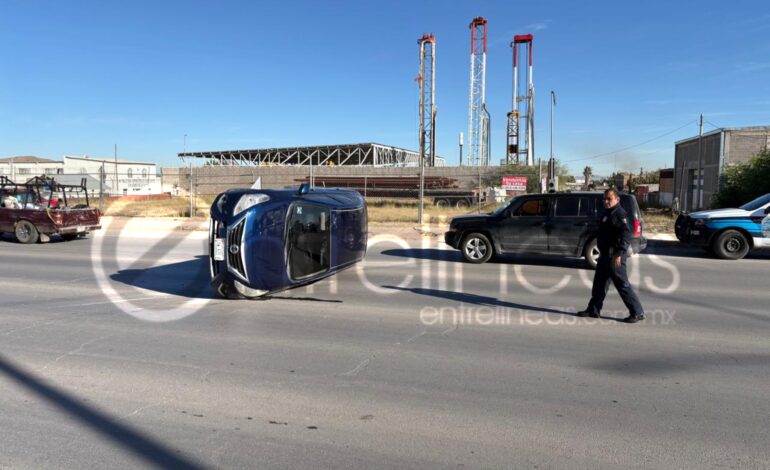 Volcadura en colonia Villa Juárez tras percance entre auto y un tráiler