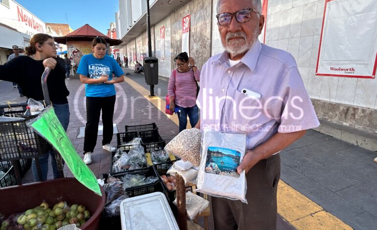  Don Víctor protesta contra coyotes de los campesinos y saca su «mercadito» a la calle
