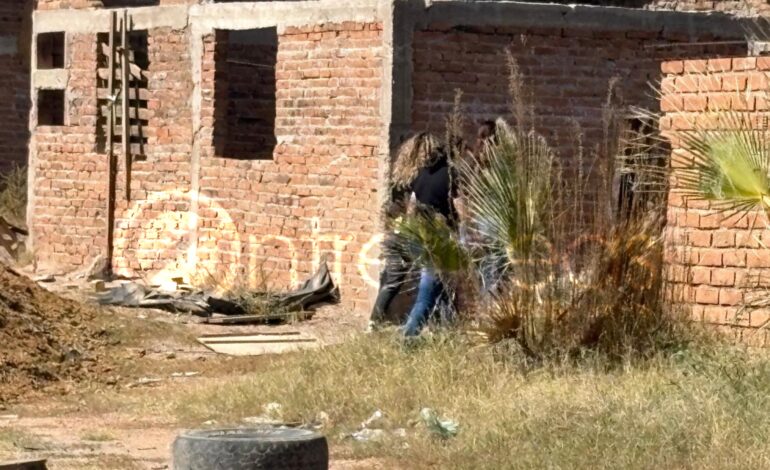 Hallan a su hijo muerto al interior de una tapia