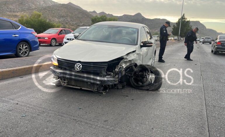  Caos vial sobre vialidad Sacramento tras choque volcadura