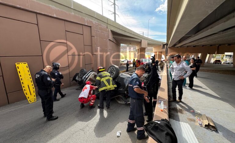 Rescatan a conductor que sufrió accidente en el periférico De la Juventud y Vía Sicilia