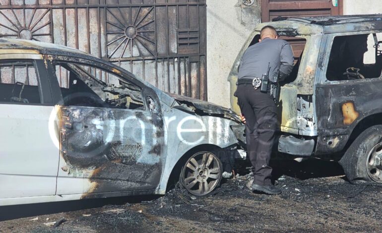 Arden dos vehículos al exterior de domicilio en la colonia 3 de mayo