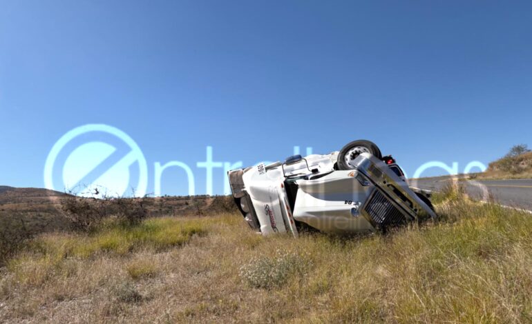  Vuelca tráiler cargado de algodón en las Curvas del Perico