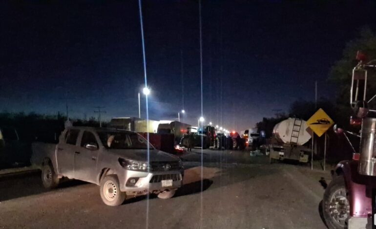  Continúa bloqueada la carretera Chihuahua-Delicias por protesta de agricultores vs Ley de Aguas