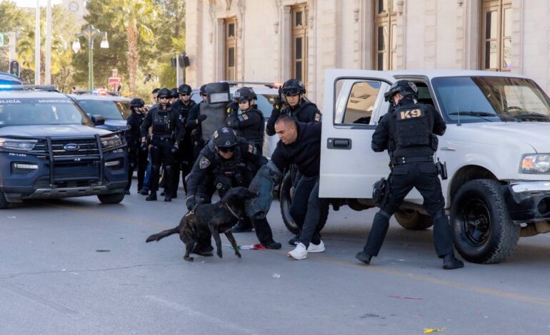 Participan contingentes de deportistas y policías municipales en desfile por el 115 Aniversario de la Revolución Mexicana