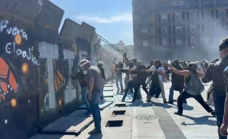  Intentan derribar vallas en Palacio; lanzan gases