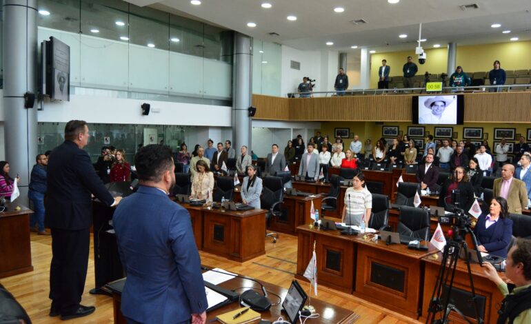  Guarda Congreso de Chihuahua minuto de silencio por Carlos Manzo